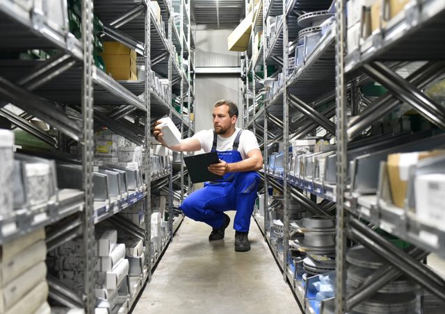 Técnico revisando referencias en el almacén