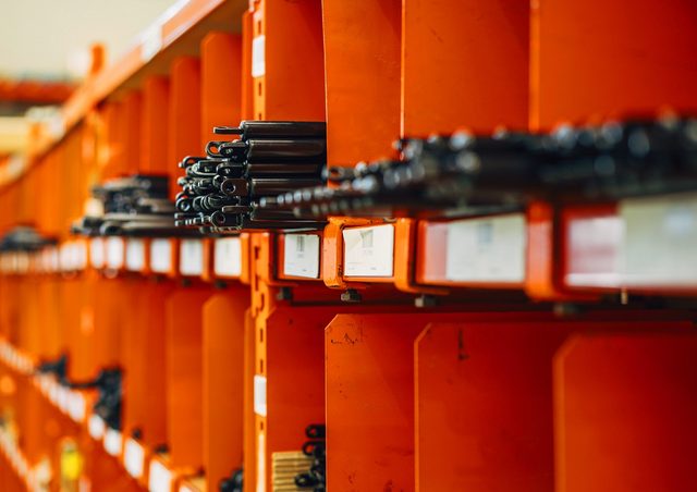 Estanterías con resortes de gas clasificados por referencia