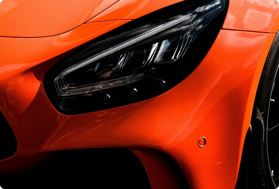Detalle del faro y la carrocería de un automóvil deportivo